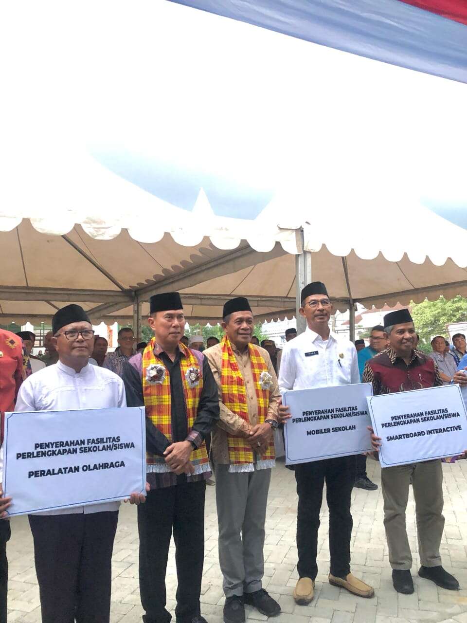 Penyerahan Fasilitas Perlengkapan Sekolah/Siswa